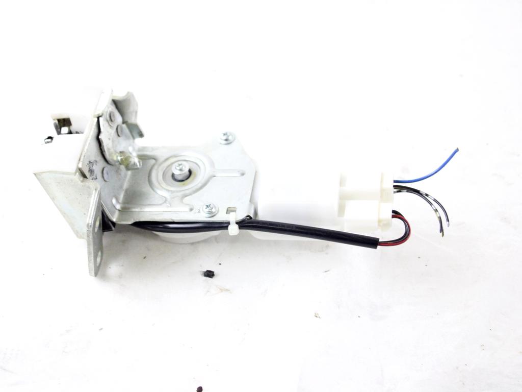 8251063J20000 CHIUSURA SERRATURA PORTELLONE COFANO POSTERIORE BAULE SUZUKI SWIFT 1.2 B 69KW AUT 5P (2013) RICAMBIO USATO