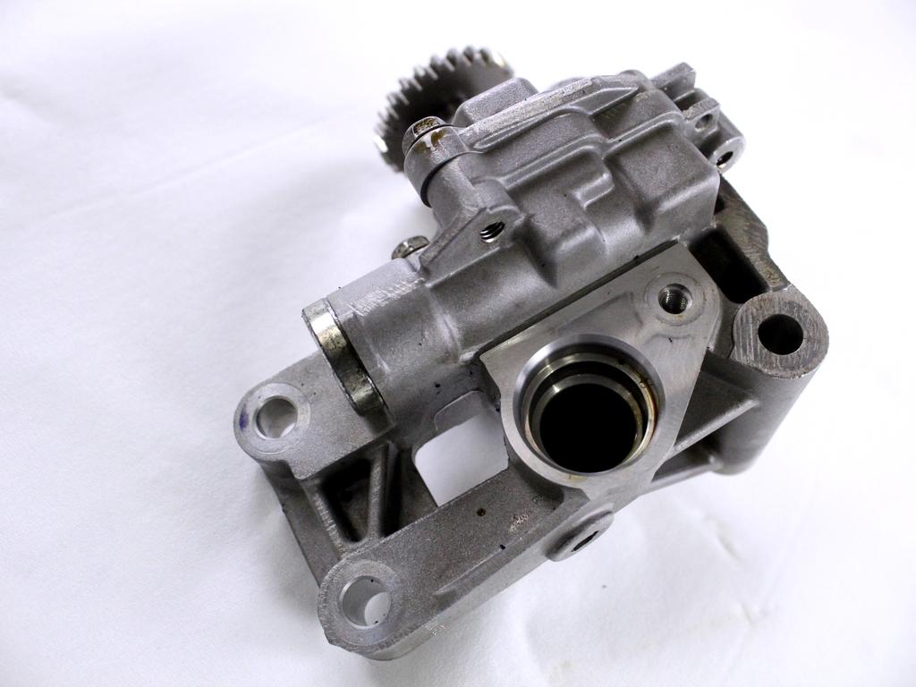 150105RF0A POMPA OLIO MOTORE RENAULT CLIO 5 E-TECH 145 1.6 I 67KW AUT 5P (2022) RICAMBIO USATO