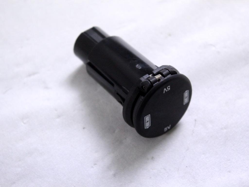 FK72-19010-AB PORTA INGRESSO USB RICARICA BATTERIA JAGUAR F-PACE X761 2.0 D 4X4 132KW 6M 5P (2017) RICAMBIO USATO 