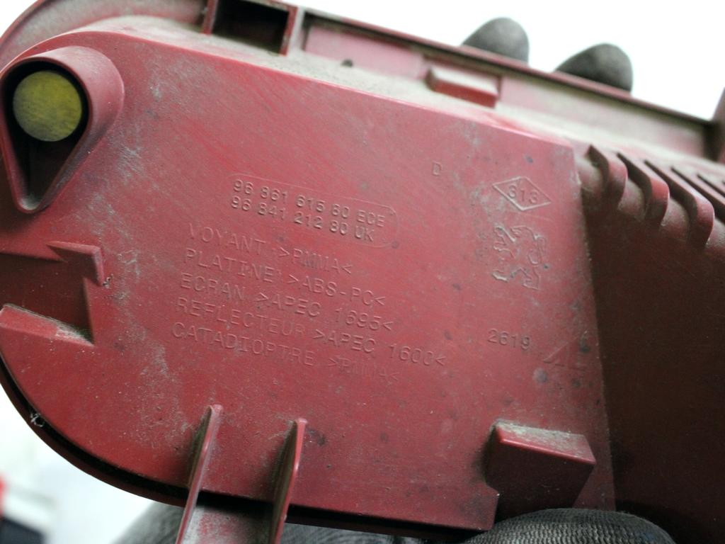 9686161580 FARO FANALINO RETROMARCIA POSTERIORE DESTRO PEUGEOT 5008 1.6 D 84KW (2013) RICAMBIO USATO DANNEGGIATO