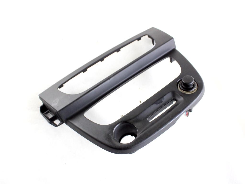 682600003R MASCHERINA RIVESTIMENTO CRUSCOTTO CENTRALE RENAULT MEGANE SW 1.5 D 81KW 6M 5P (2012) RICAMBIO USATO 