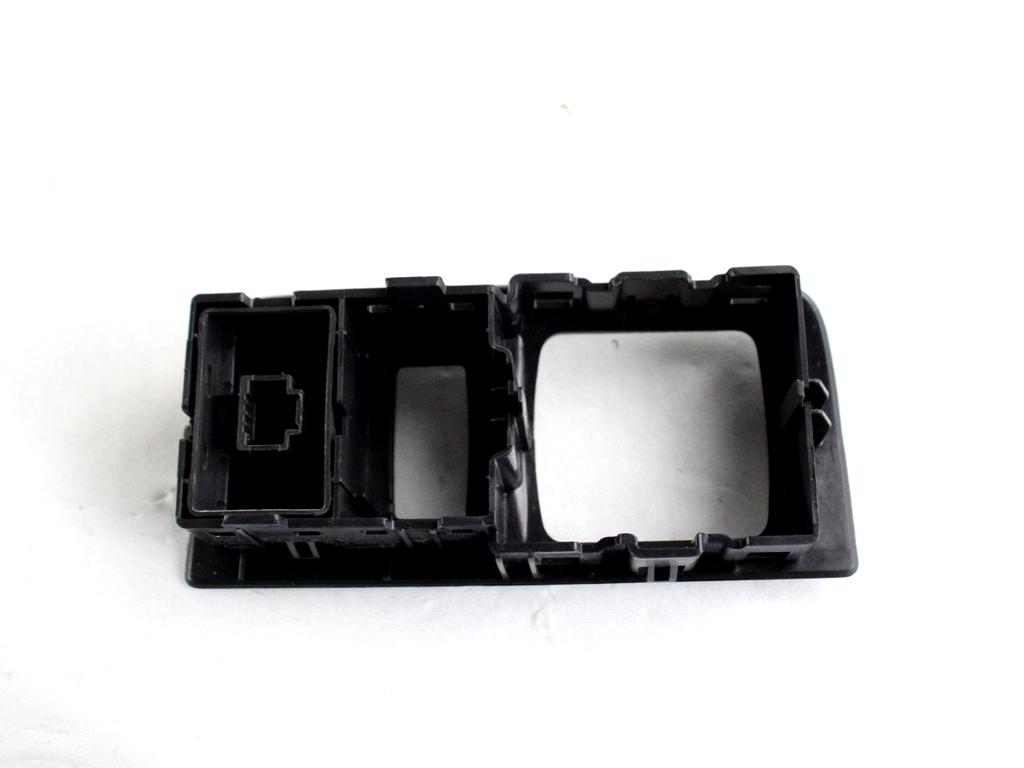 648450001R MASCHERINA RIVESTIMENTO CRUSCOTTO INFERIORE LATO SINISTRO RENAULT MEGANE SW 1.5 D 81KW 6M 5P (2012) RICAMBIO USATO