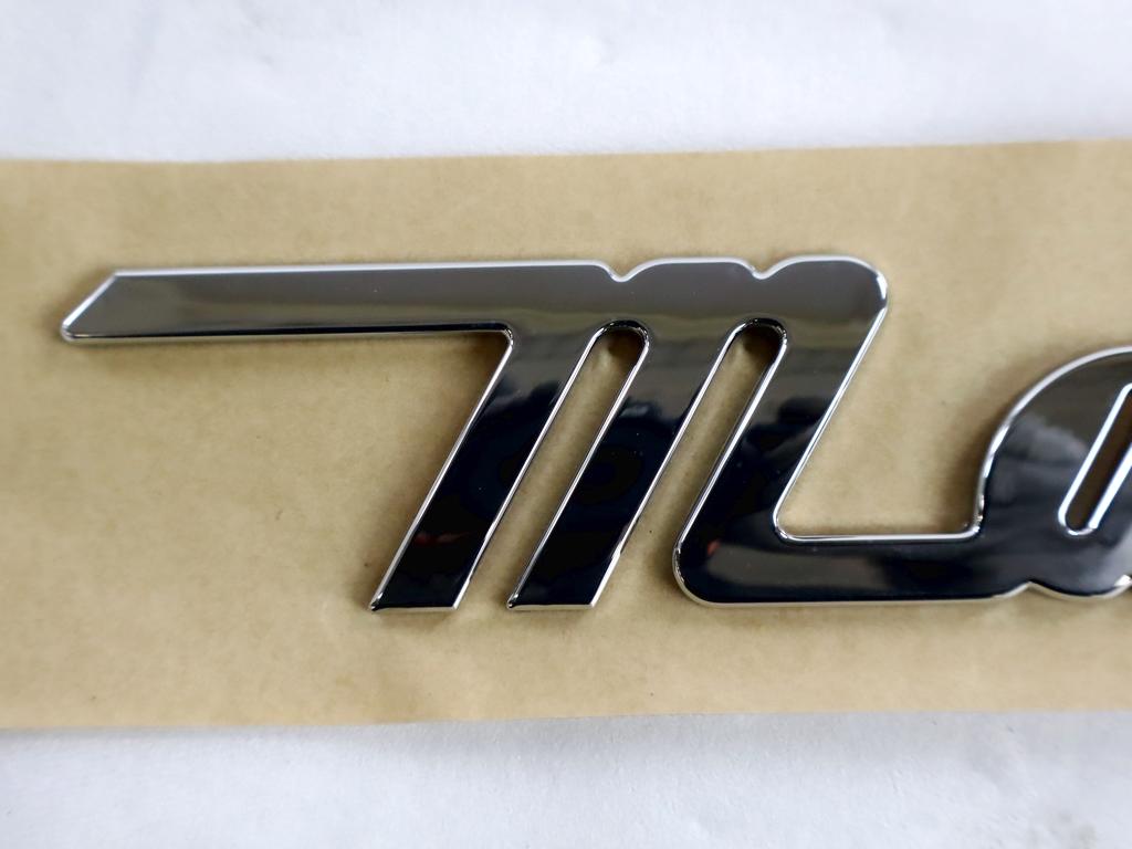 672245 STEMMA LOGO FREGIO SCRITTA "MASERATI" PORTELLONE COFANO POSTERIORE BAULE  MASERATI GRAN TURISMO 4.2 (2007) RICAMBIO USATO