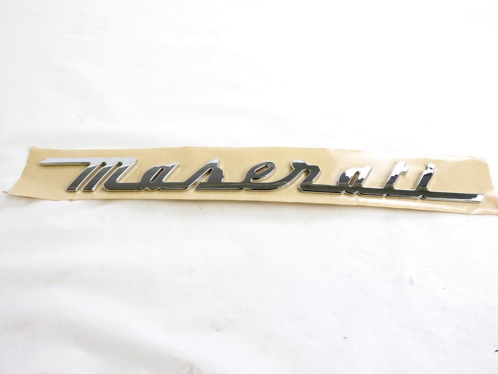 672245 STEMMA LOGO FREGIO SCRITTA "MASERATI" PORTELLONE COFANO POSTERIORE BAULE  MASERATI GRAN TURISMO 4.2 (2007) RICAMBIO USATO