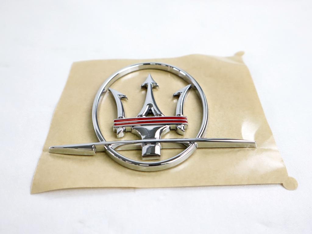 693000 STEMMA LOGO FREGIO EMBLEMA SUPERIORE PARAFANGO POSTERIORE SINISTRO MASERATI GRAN TURISMO 4.2 (2007) RICAMBIO USATO