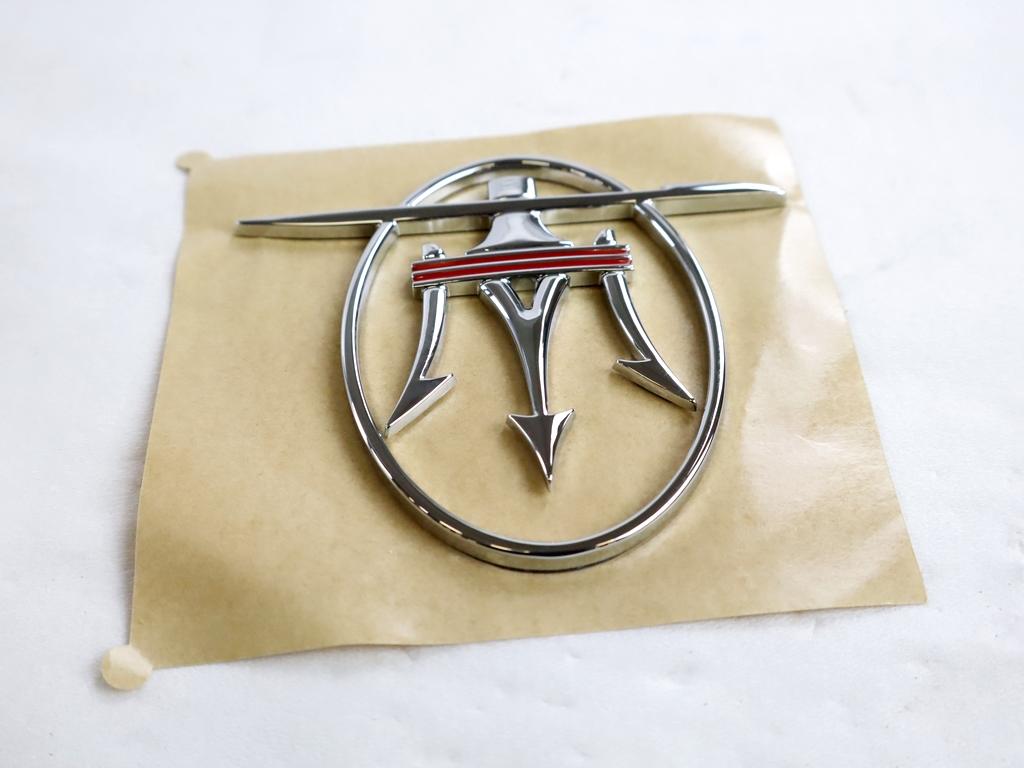 693000 STEMMA LOGO FREGIO EMBLEMA SUPERIORE PARAFANGO POSTERIORE SINISTRO MASERATI GRAN TURISMO 4.2 (2007) RICAMBIO USATO