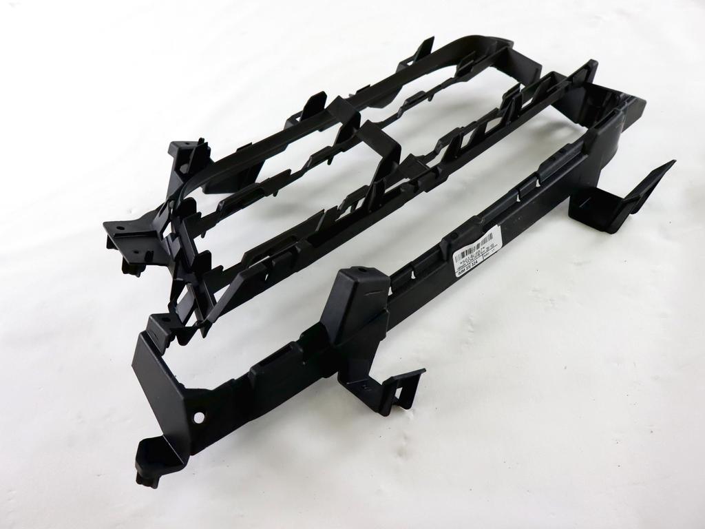 9Y0807681 GRIGLIA SUPPORTO PARAURTI ANTERIORE LATO SINISTRO PORSCHE CAYENNE 3.0 B 250KW AUT 5P (2021) RICAMBIO USATO