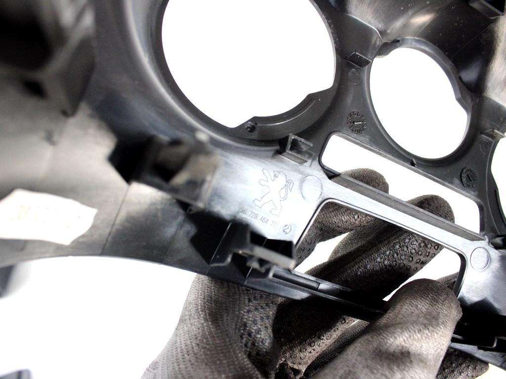 9672846477 MASCHERINA RIVESTIMENTO CRUSCOTTO CENTRALE PEUGEOT 208 1.4 D 50KW 5M 5P (2014) RICAMBIO USATO 