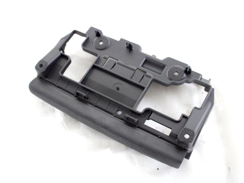 9672846077 MASCHERINA RIVESTIMENTO SUPPORTO DISPLAY CENTRALE PEUGEOT 208 1.4 D 50KW 5M 5P (2014) RICAMBIO USATO 