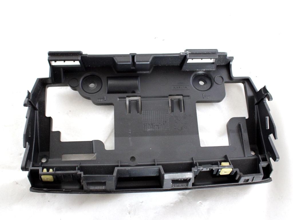 9672846077 MASCHERINA RIVESTIMENTO SUPPORTO DISPLAY CENTRALE PEUGEOT 208 1.4 D 50KW 5M 5P (2014) RICAMBIO USATO 