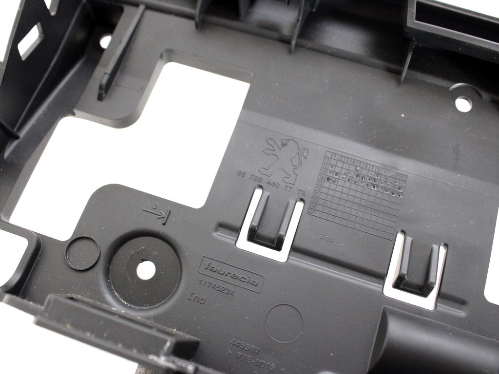 9672846077 MASCHERINA RIVESTIMENTO SUPPORTO DISPLAY CENTRALE PEUGEOT 208 1.4 D 50KW 5M 5P (2014) RICAMBIO USATO 