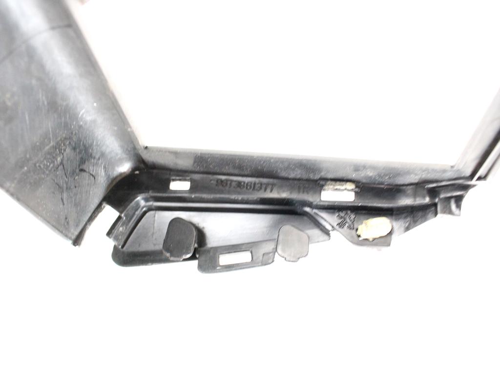 9673861377 MASCHERINA RIVESTIMENTO DISPLAY COMPUTER DI BORDO PEUGEOT 208 1.4 D 50KW 5M 5P (2014) RICAMBIO USATO
