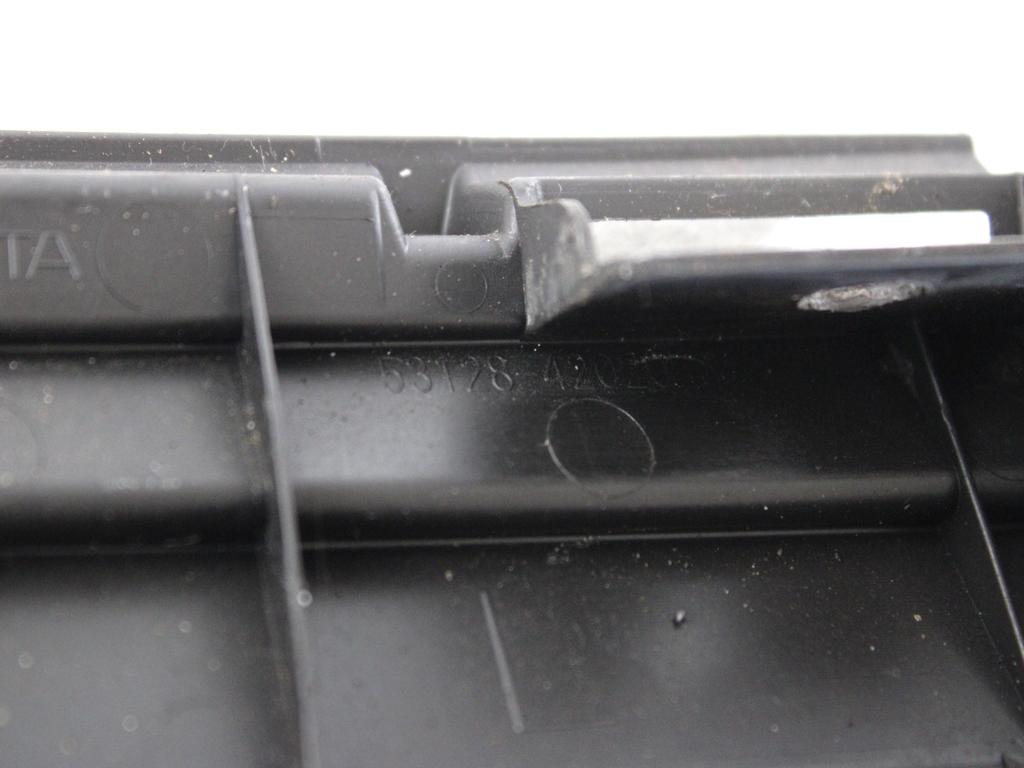 53128-42060 GRIGLIA CENTRALE INFERIORE PARAURTI ANTERIORE LATO SINISTRO TOYOTA RAV 4 2.0 D 91KW 5P (2017) RICAMBIO USATO