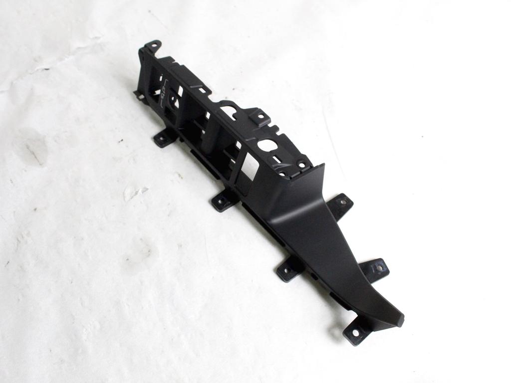 LR135007 MASCHERINA RIVESTIMENTO COMANDI PANNELLO PORTA ANTERIORE SINISTRA LAND ROVER RANGE ROVER EVOQUE L551 MHEV 2.0 I 4X4 110KW AUT 5P (2019) RICAMBIO USATO 
