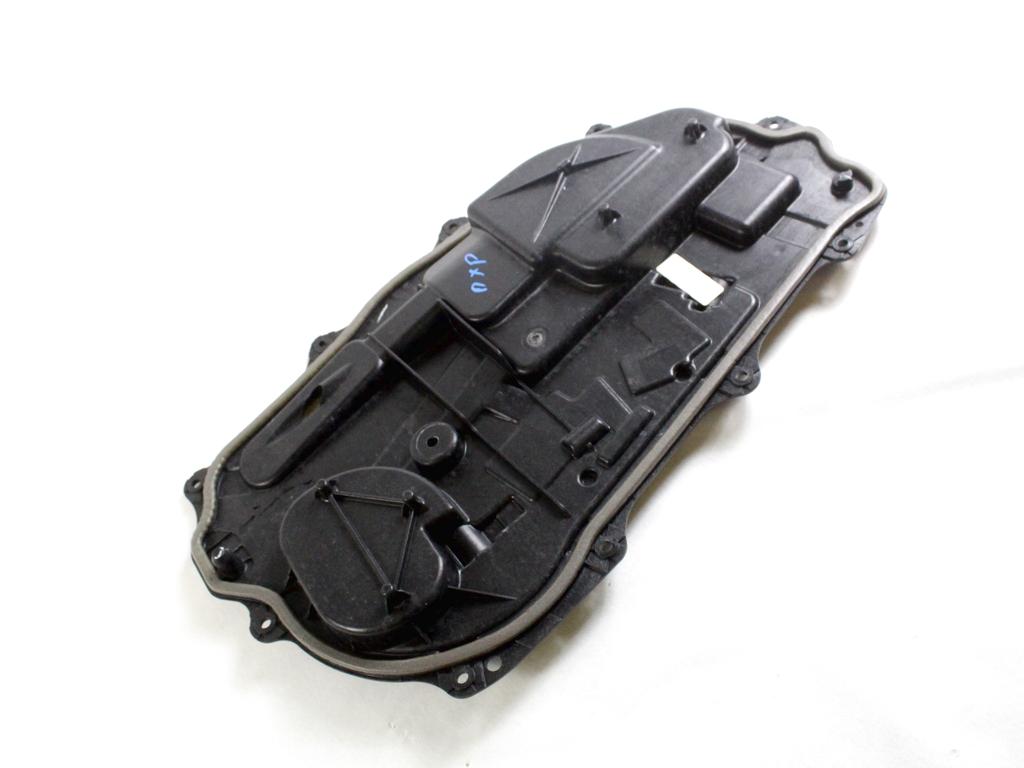 K8D2-24766-A PANNELLO SUPPORTO MECCANISMO ALZA-CRISTALLO PORTA POSTERIORE DESTRA LAND ROVER RANGE ROVER EVOQUE L551 MHEV 2.0 I 4X4 110KW AUT 5P (2019) RICAMBIO USATO