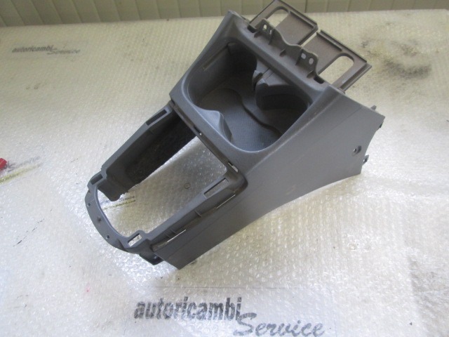 PLASTIKA MED SEDEZI BREZ NASLONJALA ROK OEM N. 5881142020B0 ORIGINAL REZERVNI DEL TOYOTA RAV 4 A2 MK2 (2000 - 2006) DIESEL LETNIK 2003