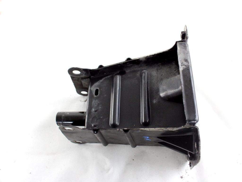130500220 STAFFA SUPPORTO TRAVERSA PARAURTI ANTERIORE LATO DESTRO MERCEDES CLASSE A180 W169 2.0 D 80KW AUT 5P (2009) RICAMBIO USATO 