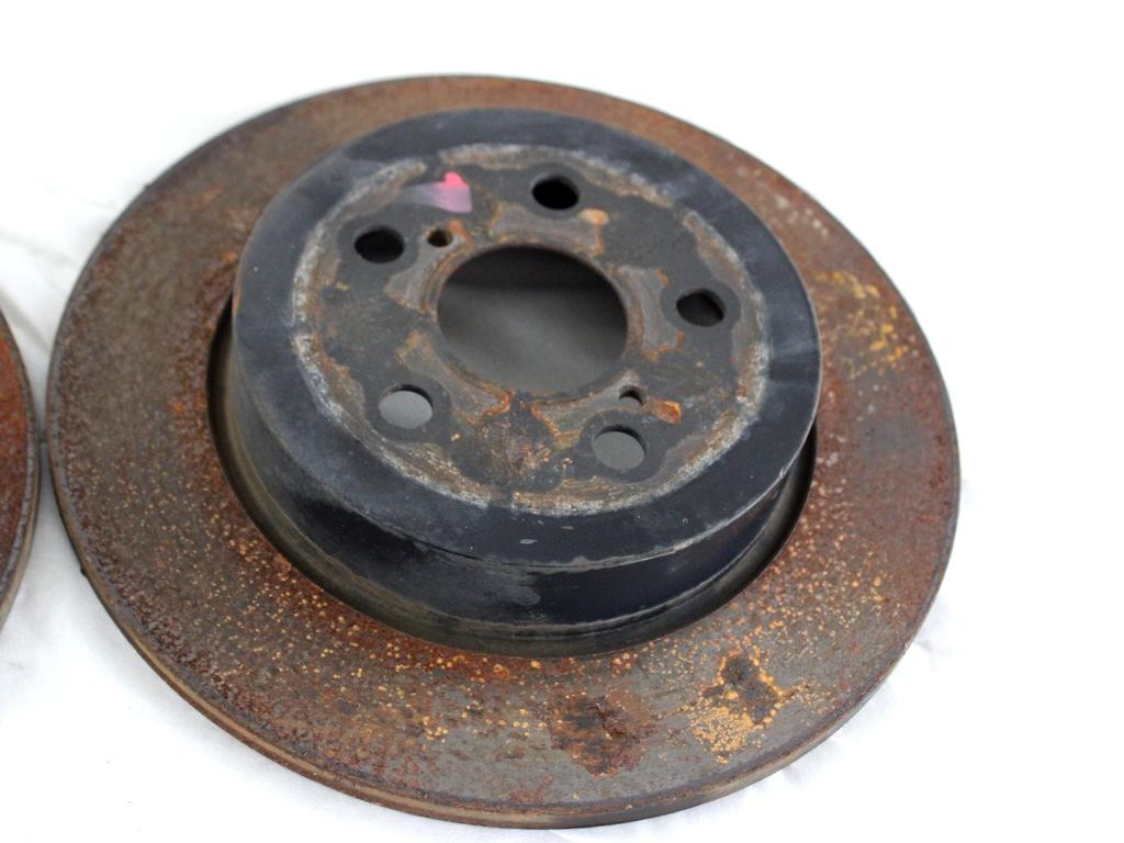 42431K0010 COPPIA DISCHI FRENO POSTERIORI TOYOTA YARIS P21 1.5 I 68KW AUT 5P (2021) RICAMBIO USATO