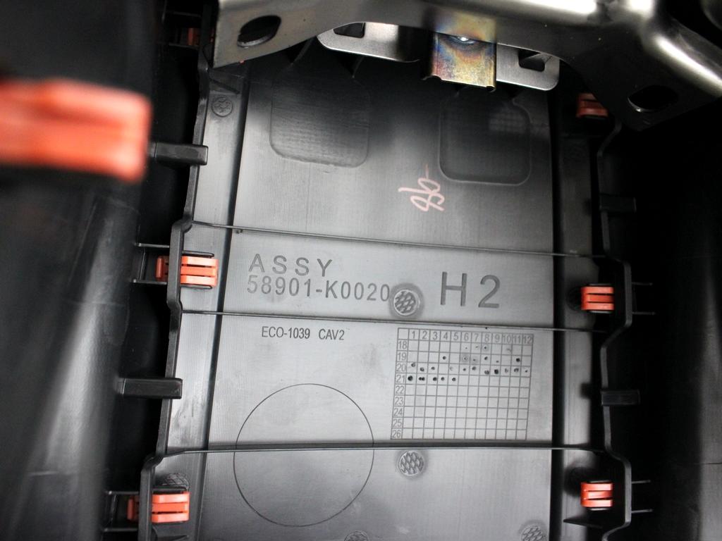 58905K0020C1 BRACCIOLO IN PELLE TUNNEL CENTRALE TOYOTA YARIS P21 1.5 I 68KW AUT 5P (2021) RICAMBIO USATO