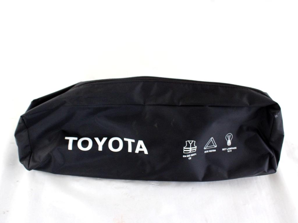 TRIANGOLO EMERGENZA PRIMO SOCCORSO TOYOTA YARIS P21 1.5 I 68KW AUT 5P (2021) RICAMBIO USATO