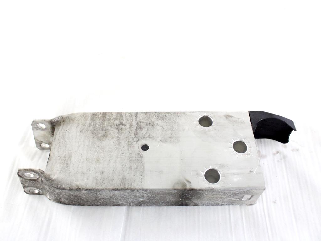 A2476204301 STAFFA SUPPORTO TRAVERSA PARAURTI ANTERIORE LATO DESTRO MERCEDES GLA 250 D H247 1.3 B 118KW AUT 5P (2023) RICAMBIO USATO 