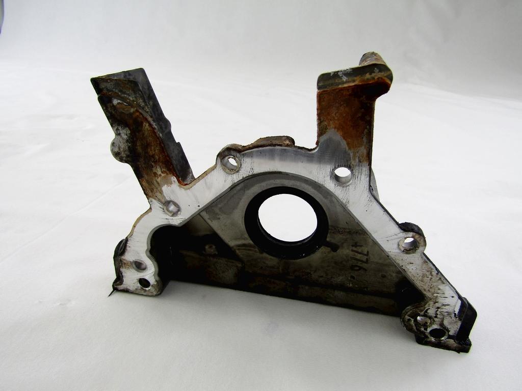 038103153Q SUPPORTO PARAOLIO GUARNIZIONE ALLOGGIAMENTO ALBERO MOTORE VOLKSWAGEN NEW BEETLE 1.9 D 77KW 5M 2P (2007) RICAMBIO USATO