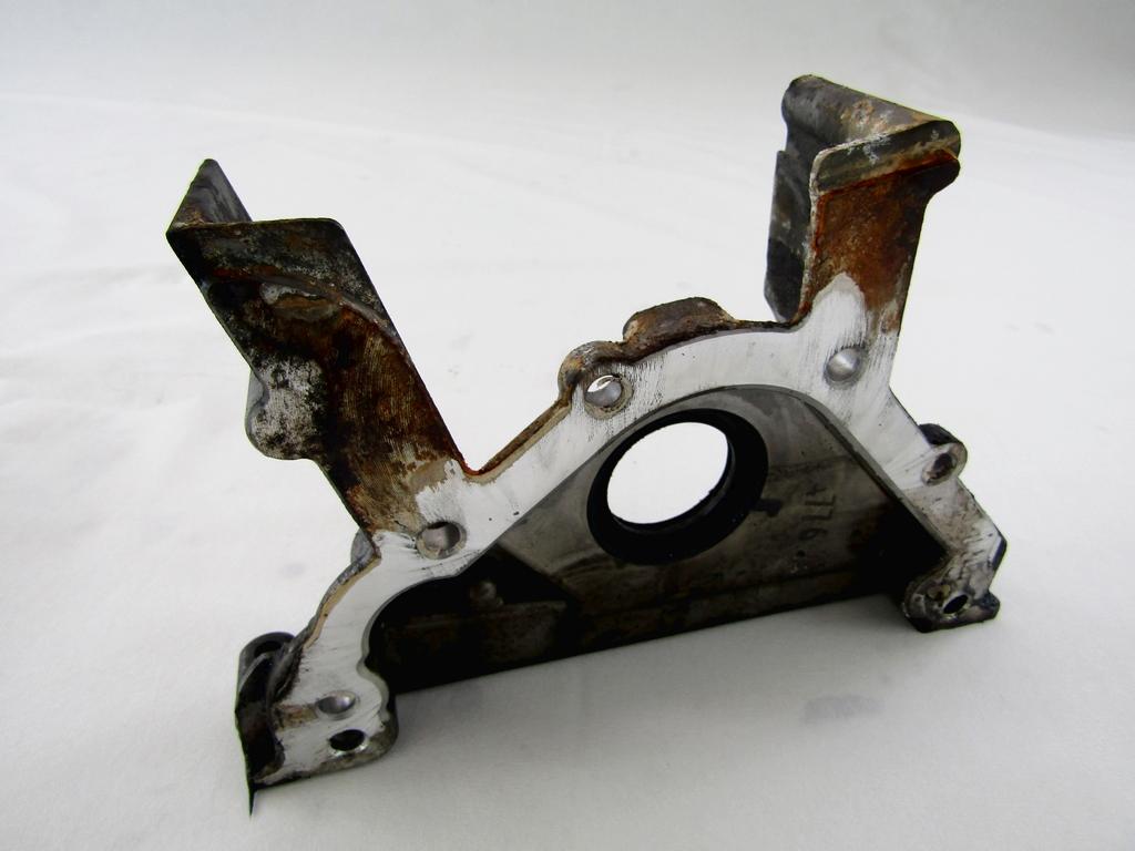 038103153Q SUPPORTO PARAOLIO GUARNIZIONE ALLOGGIAMENTO ALBERO MOTORE VOLKSWAGEN NEW BEETLE 1.9 D 77KW 5M 2P (2007) RICAMBIO USATO
