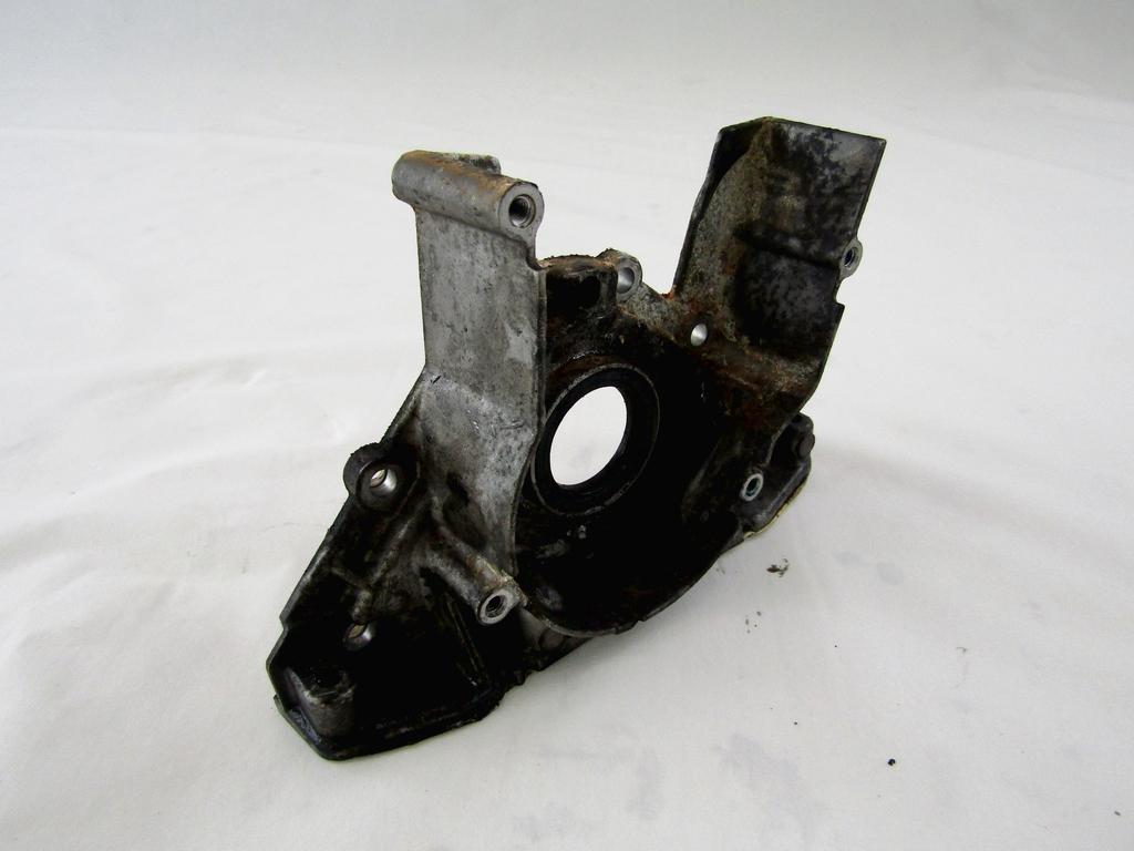 038103153Q SUPPORTO PARAOLIO GUARNIZIONE ALLOGGIAMENTO ALBERO MOTORE VOLKSWAGEN NEW BEETLE 1.9 D 77KW 5M 2P (2007) RICAMBIO USATO