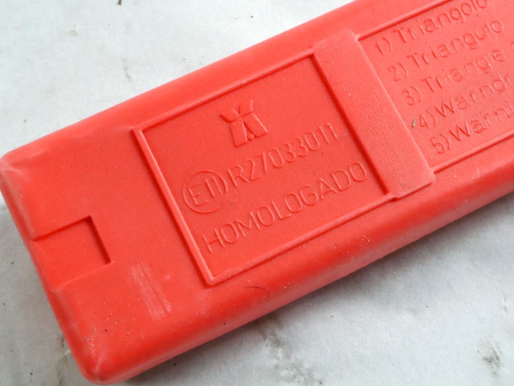 KIT TRIANGOLO GIUBBOTTO CATARIFRANGENTE EMERGENZA VOLKSWAGEN POLO 1.2 B 44KW 5M 5P (2014) RICAMBIO USATO