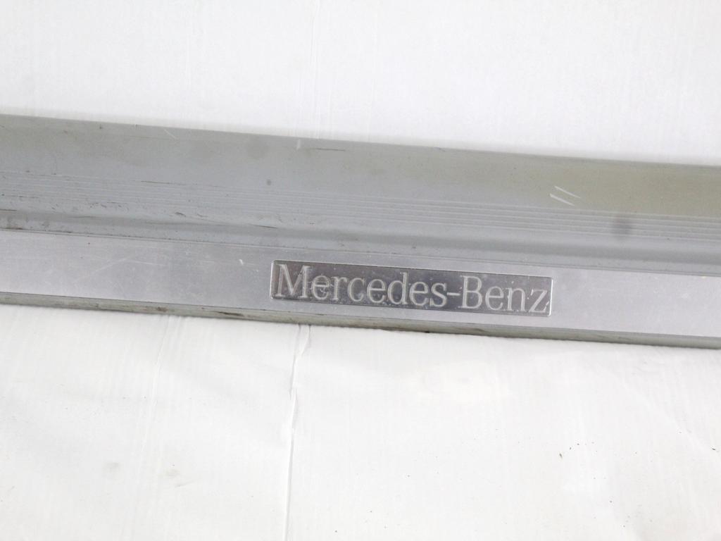 2086800835 RIVESTIMENTO PIEDI BATTITACCO LATO SINISTRO MERCEDES CLASSE CLK 200 A208 2.0 B 120KW 6M 2P (2001) RICAMBIO USATO 