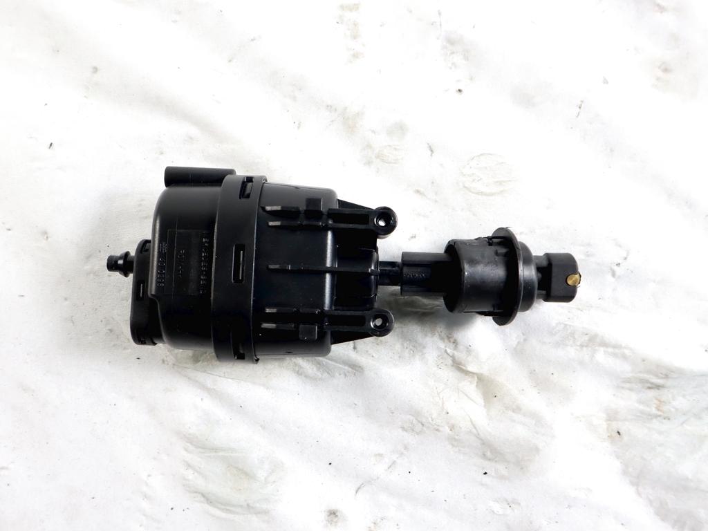 2088000775 MOTORINO ATTUATORE SERRATURA PORTELLONE COFANO POSTERIORE BAULE MERCEDES CLASSE CLK 200 A208 2.0 B 120KW 6M 2P (2001) RICAMBIO USATO 