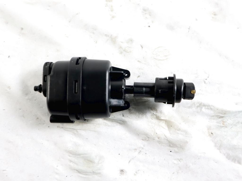 2088000775 MOTORINO ATTUATORE SERRATURA PORTELLONE COFANO POSTERIORE BAULE MERCEDES CLASSE CLK 200 A208 2.0 B 120KW 6M 2P (2001) RICAMBIO USATO 