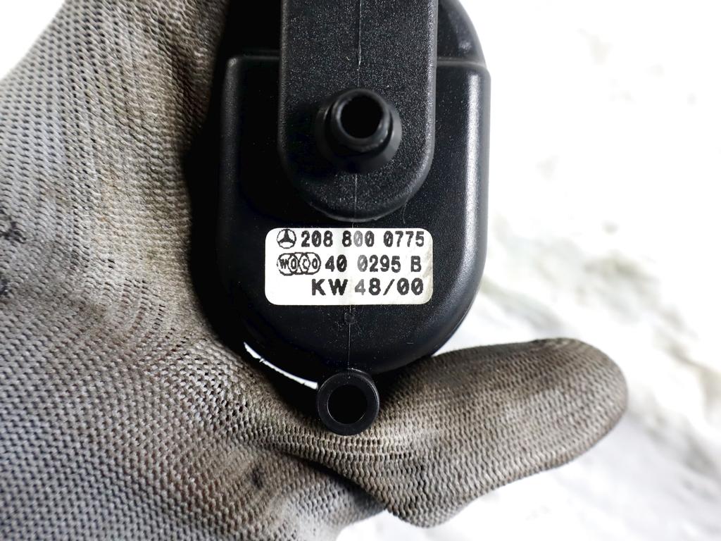 2088000775 MOTORINO ATTUATORE SERRATURA PORTELLONE COFANO POSTERIORE BAULE MERCEDES CLASSE CLK 200 A208 2.0 B 120KW 6M 2P (2001) RICAMBIO USATO 