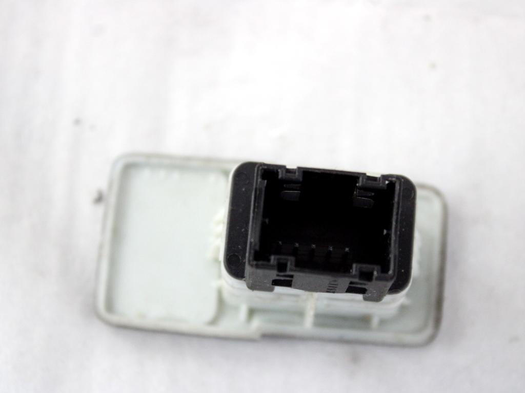 735493636 PORTA USB FIAT 500 1.3 D 55KW 5M 3P (2010) RICAMBIO USATO 