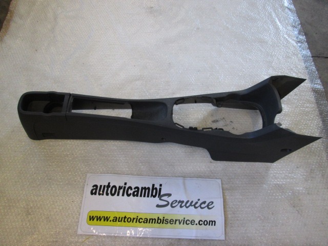 PLASTIKA MED SEDEZI BREZ NASLONJALA ROK OEM N. 13184116 ORIGINAL REZERVNI DEL OPEL CORSA D S07 (2006 - 2011) BENZINA LETNIK 2009