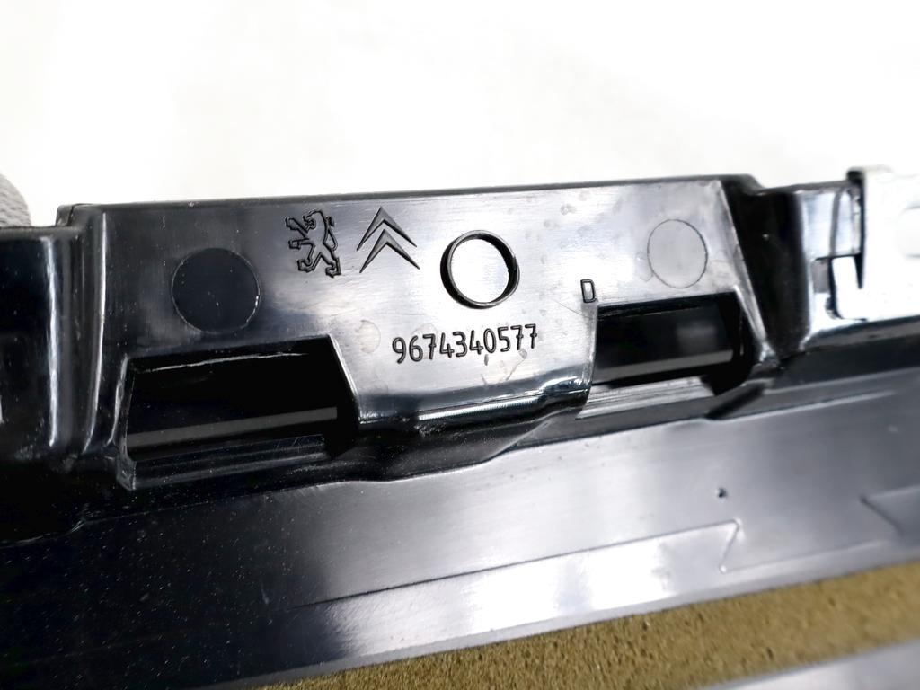 9674340577 MODANATURA ESTERNA MONTANTE ANTERIORE PORTA POSTERIORE DESTRA PEUGEOT 208 1.6 D 55KW 5M 5P (2017) RICAMBIO USATO