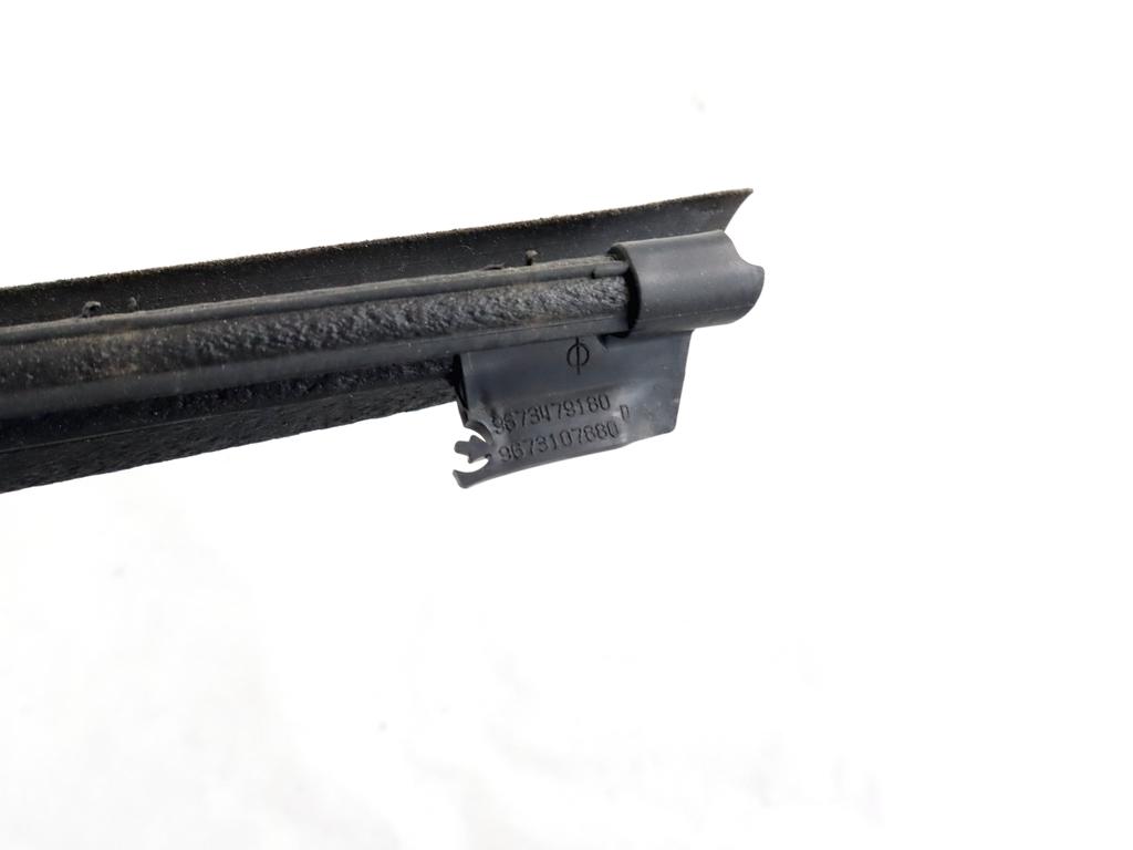 9673479180 GUARNIZIONE RASCHIAVETRO INFERIORE PORTA ANTERIORE DESTRA PEUGEOT 208 1.6 D 55KW 5M 5P (2017) RICAMBIO USATO