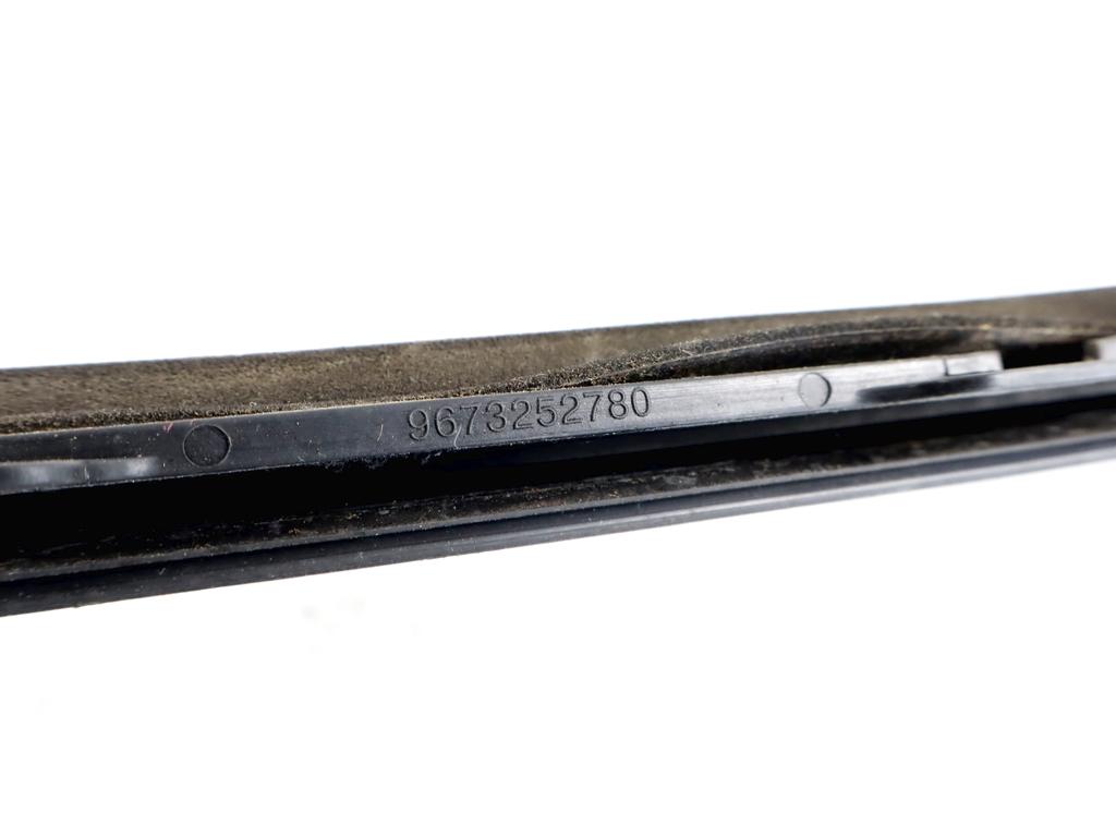 9673252780 GUARNIZIONE RASCHIAVETRO SUPERIORE PORTA POSTERIORE DESTRA PEUGEOT 208 1.6 D 55KW 5M 5P (2017) RICAMBIO USATO AGGANCIO DANNEGGIATO