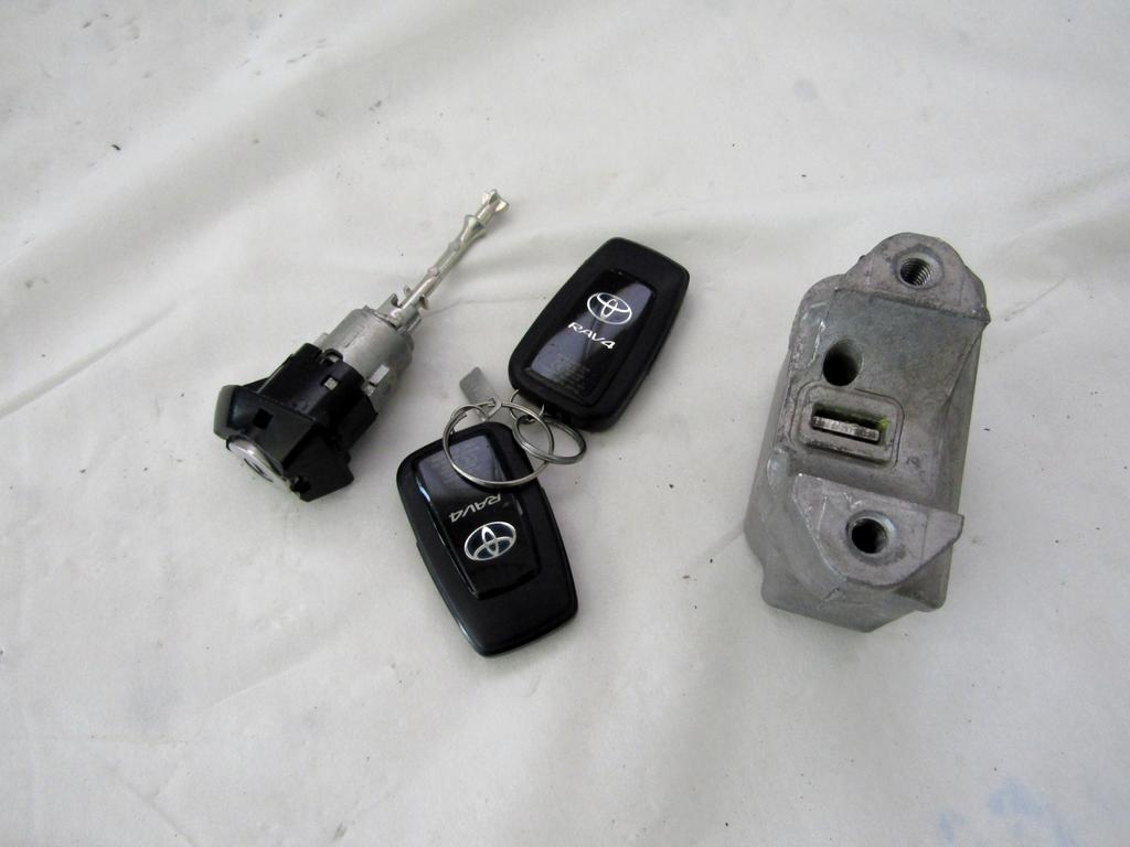 4502033240 KIT BLOCCHETTI APERTURA E ACCENSIONE CON DOPPIA CHIAVE TOYOTA RAV 4 2.5 I 131KW AUT 5P (2022) RICAMBIO USATO 45020-33-12