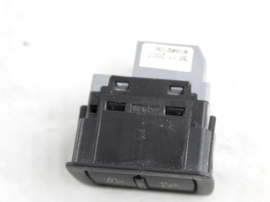 4F0962109 COMANDO INTERRUTTORE ALLARME AUDI A4 8K2 2.0 D 105KW 6M 4P (2008) RICAMBIO USATO