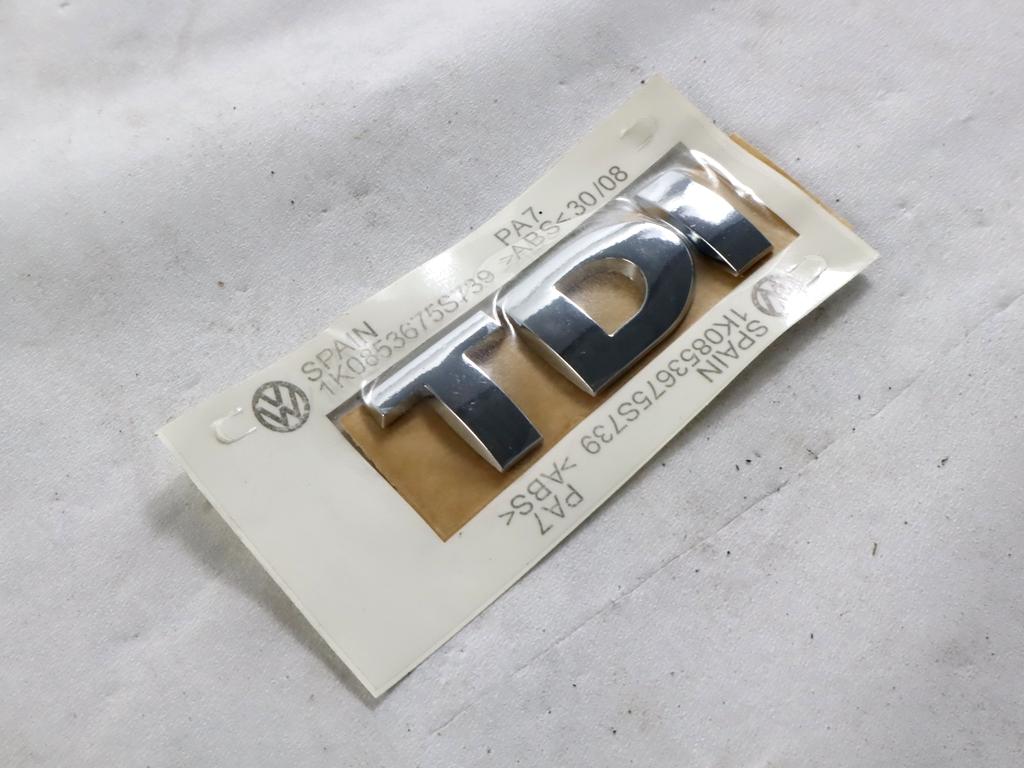 1K0853675S STEMMA FREGIO LOGO EMBLEMA "TDI" PORTELLONE COFANO POSTERIORE BAULE VOLKSWAGEN GOLF 5 1.9 D 77KW 5M 5P (2005) RICAMBIO NUOVO