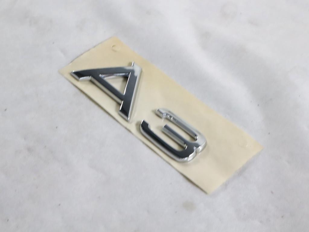 8P08537412ZZ STEMMA FREGIO LOGO EMBLEMA PORTELLONE COFANO POSTERIORE BAULE AUDI A3 2.0 D 103KW 6M 5P (2005) RICAMBIO NUOVO