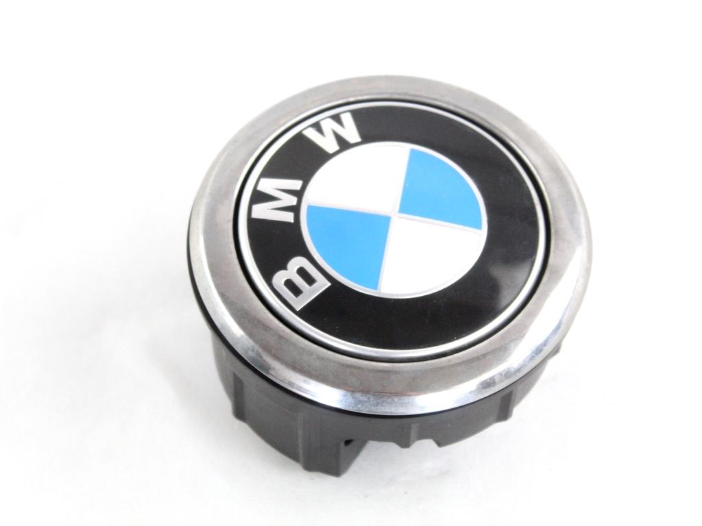 51247248535 MANIGLIA PORTELLONE COFANO POSTERIORE BAULE CON STEMMA BMW SERIE 1 116D F20 2.0 D 85KW 6M 5P (2012) RICAMBIO USATO