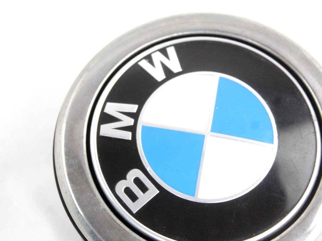 51247248535 MANIGLIA PORTELLONE COFANO POSTERIORE BAULE CON STEMMA BMW SERIE 1 116D F20 2.0 D 85KW 6M 5P (2012) RICAMBIO USATO