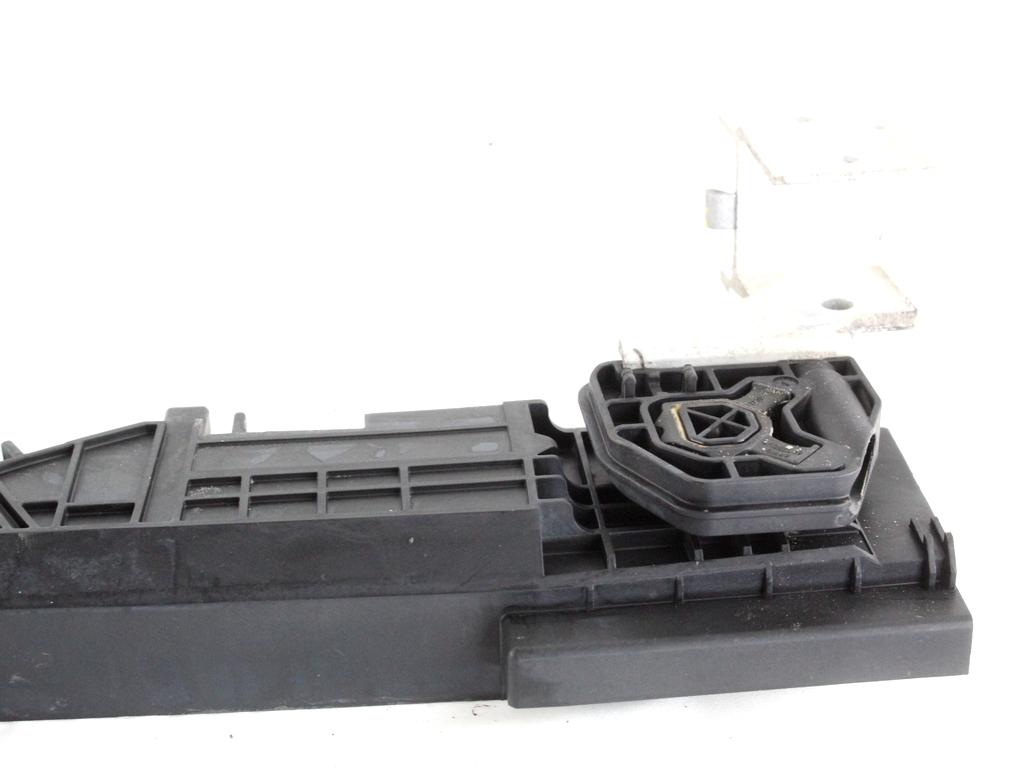 17117600536 SUPPORTO RADIATORE LATO SINISTRO BMW SERIE 1 116D F20 2.0 D 85KW 6M 5P (2012) RICAMBIO USATO