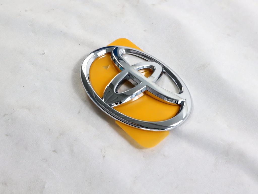 90975-02071 STEMMA FREGIO LOGO EMBLEMA PORTELLONE COFANO POSTERIORE BAULE TOYOTA RAV4 2.2 D 4X4 100KW 6M 5P (2008) RICAMBIO NUOVO