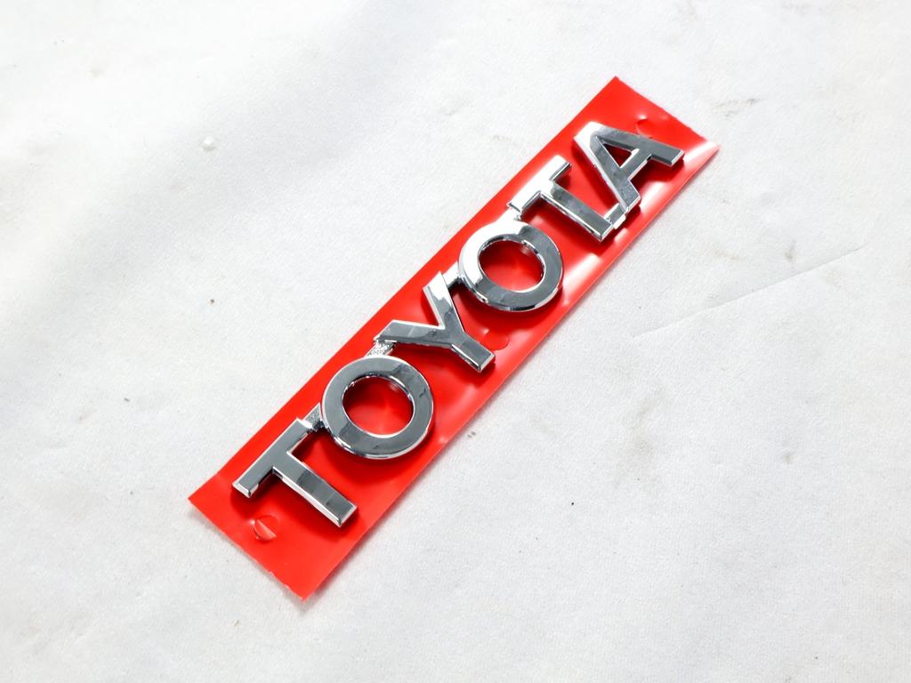 75446-0D040 STEMMA FREGIO LOGO EMBLEMA "TOYOTA" PORTELLONE COFANO POSTERIORE BAULE TOYOTA YARIS P13 1.5 I 55KW AUT 5P (2014) RICAMBIO NUOVO