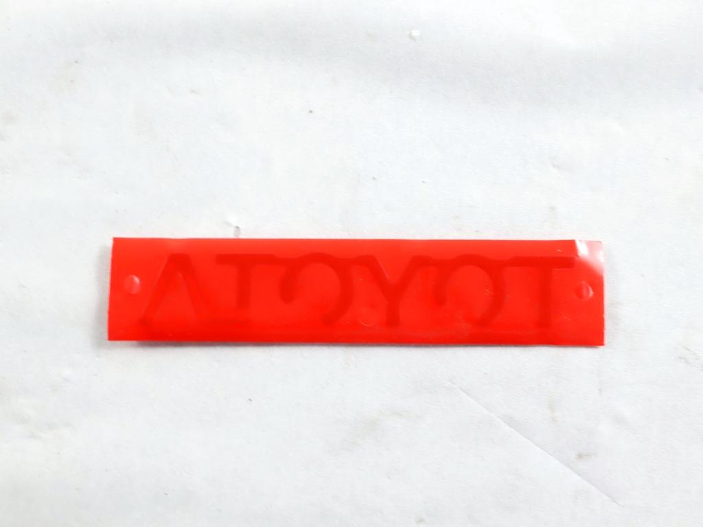 75446-0D040 STEMMA FREGIO LOGO EMBLEMA "TOYOTA" PORTELLONE COFANO POSTERIORE BAULE TOYOTA YARIS P13 1.5 I 55KW AUT 5P (2014) RICAMBIO NUOVO