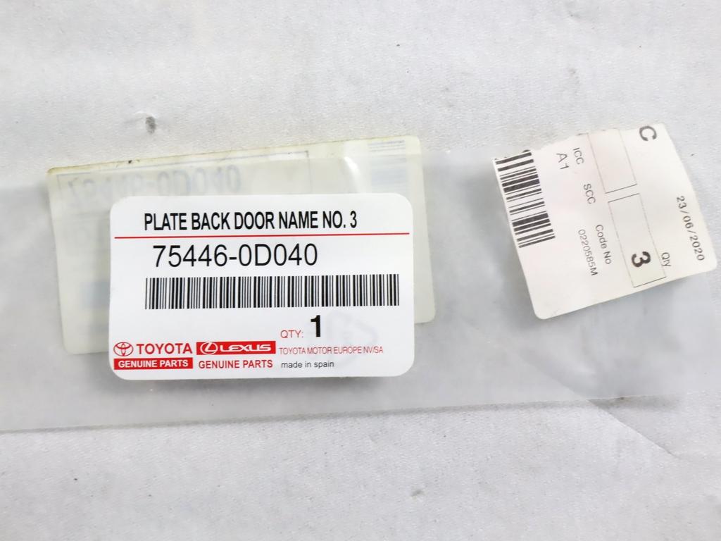 75446-0D040 STEMMA FREGIO LOGO EMBLEMA "TOYOTA" PORTELLONE COFANO POSTERIORE BAULE TOYOTA YARIS P13 1.5 I 55KW AUT 5P (2014) RICAMBIO NUOVO