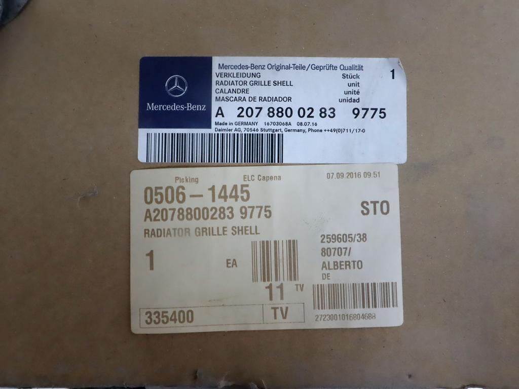 A2078880283 MASCHERINA GRIGLIA PARAURTI ANTERIORE CON STEMMA MERCEDES CLASSE E 220 C207 3.5 B 215KW AUT 3P (2009) RICAMBIO USATO 